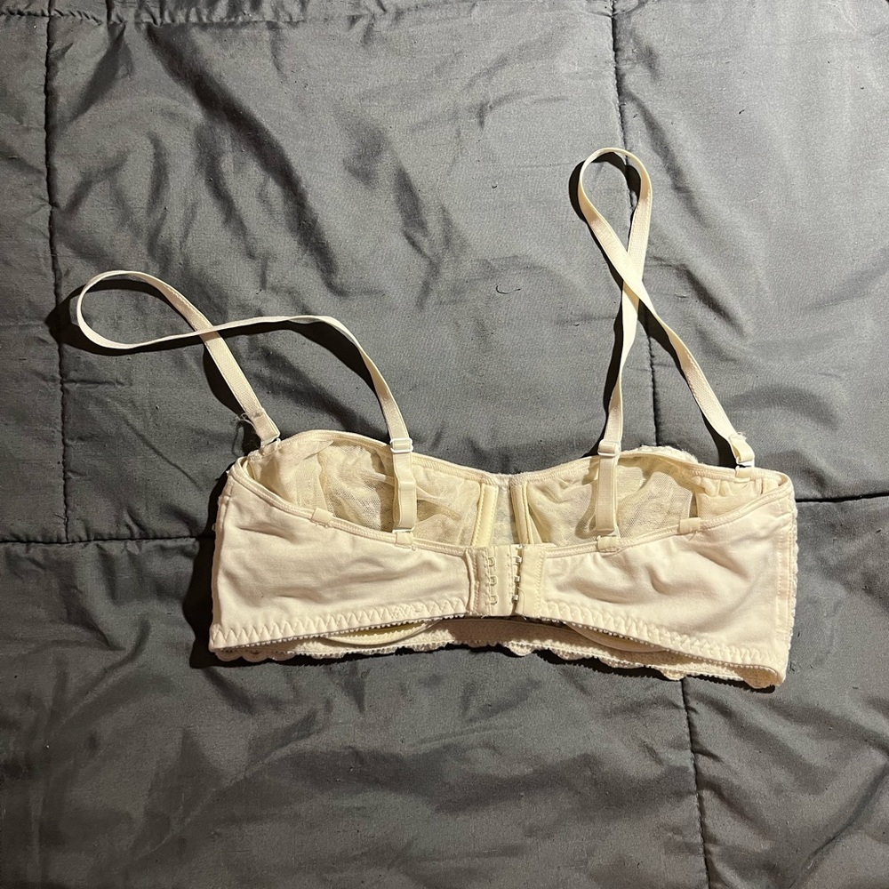 EUC. Olga Cream Floral Lace Convertible Bra - Picture 2 of 7